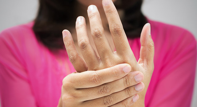 mujer sosteniendo su mano