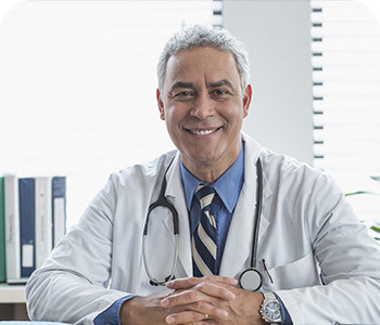 doctor sonriendo hacia la camara