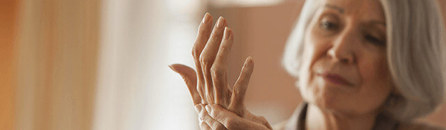 Mujer sintiendo su mano y escuchando a los mensajes que envia su cuerpo