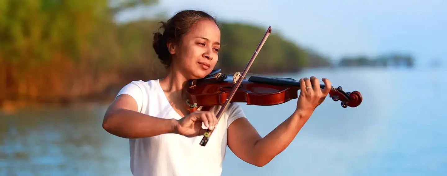 Mulher saudável tocando um instrumento musical 