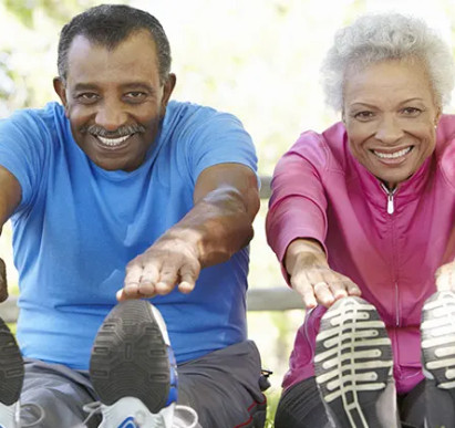 mujer y hombre haciendo ejercicio juntos