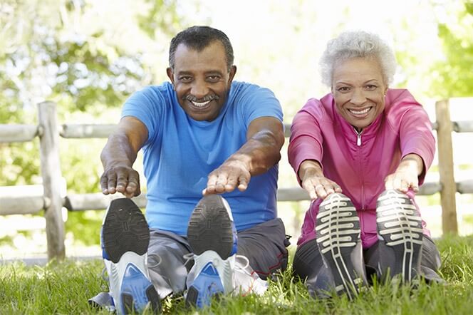 Pareja feliz y saludable ejercitándose por el consumo de vitaminas Neurobión