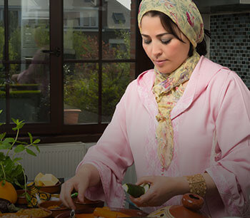 Mujer preparando comida para cuidar su piel