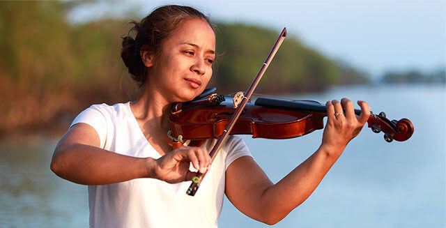 Mujer tocando el violin