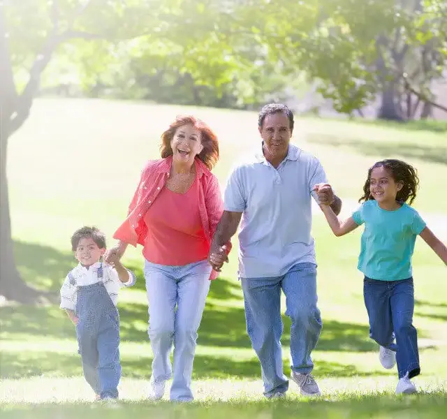 Familia caminando por el parque disfrutando de lo que es importante