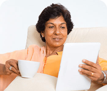 Mulher idosa sentada tomando café