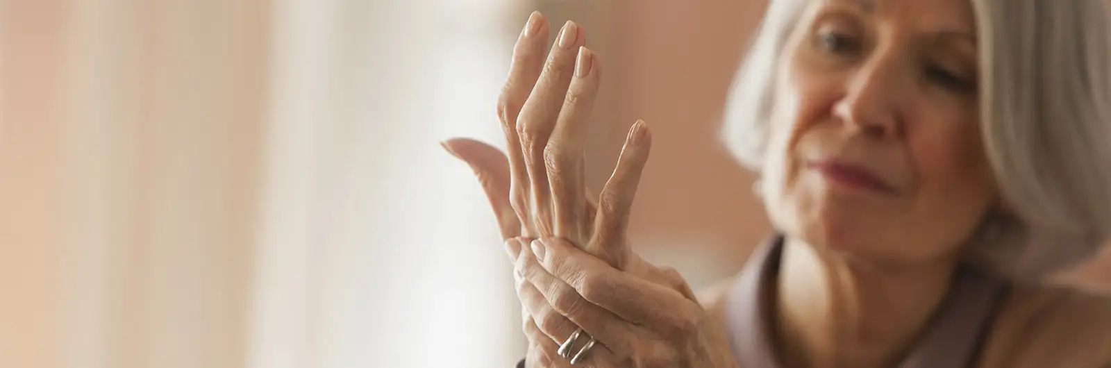 Wanita tua melihat tangannya