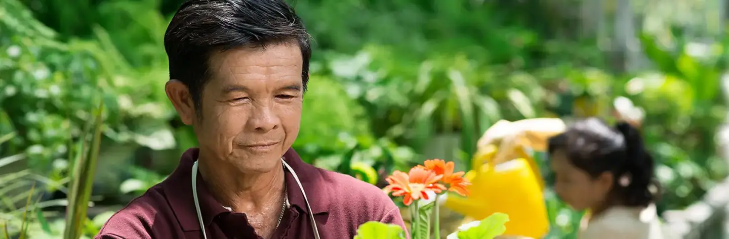 Hombre sembrando plantas en jardín 