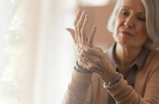 Mujer sintiendo su mano