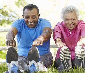 mujer y hombre haciendo ejercicio juntos