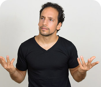 hombre con camisa negra