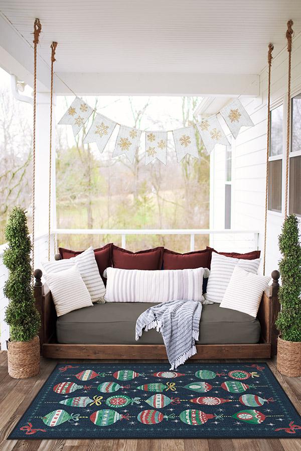 https://images.ctfassets.net/9y4fi2gkk4ov/3Wm3fYjH4Mis5vWqhA0ggk/b721a61a5bf5f28d10e3f2396bf1faa9/Outdoor_Festive_Garland_Navy_Rug_3x5_Room_Inspiration.jpg