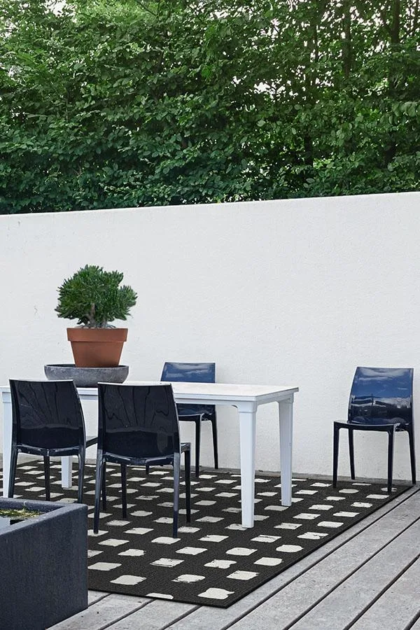 Outdoor Cobblestone Black Rug | Ruggable