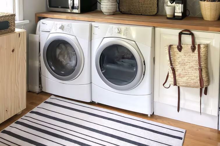 90x150 cm Hudson Stripe Black Rug in Laundry Room | Ruggable