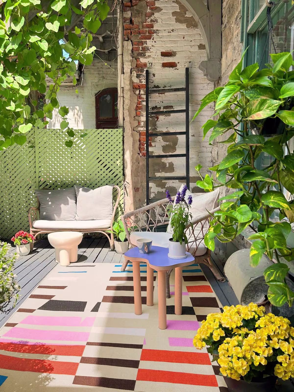 Ruggable x Monica Ahanonu Outdoor Pineapple Rug in outdoor oasis patio
