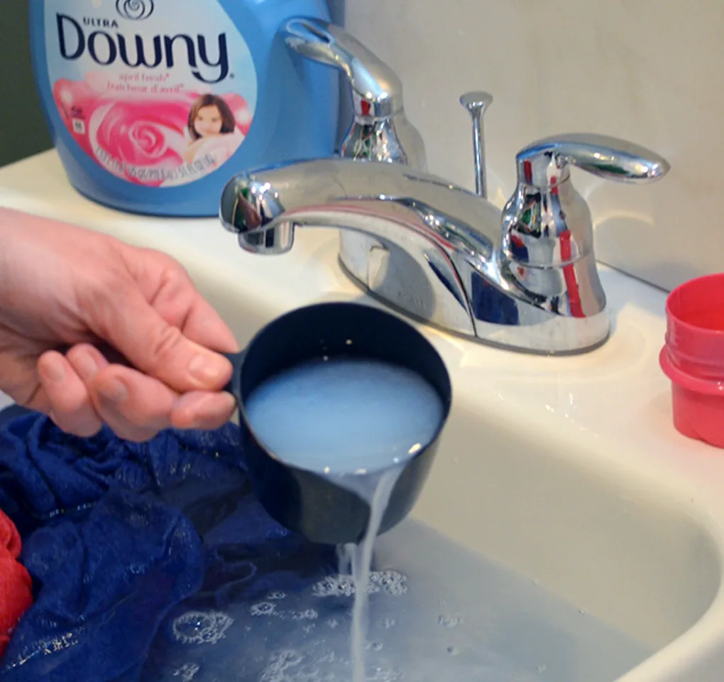 Add the Downy liquid fabric conditioner to the rinse water for enhanced fragrance