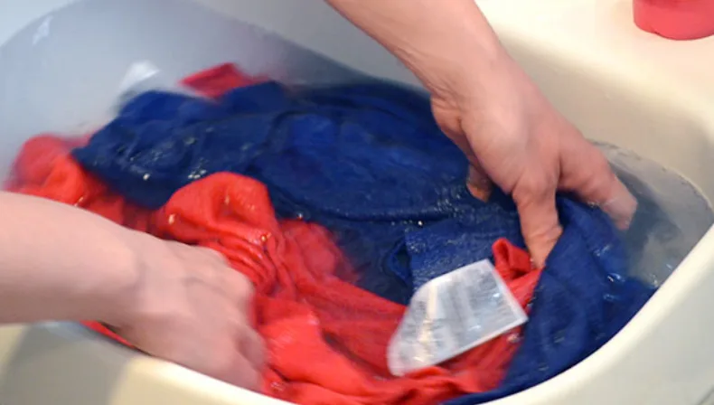 Soak the fabrics in rinse water for 2-3 minutes, stir them for several times