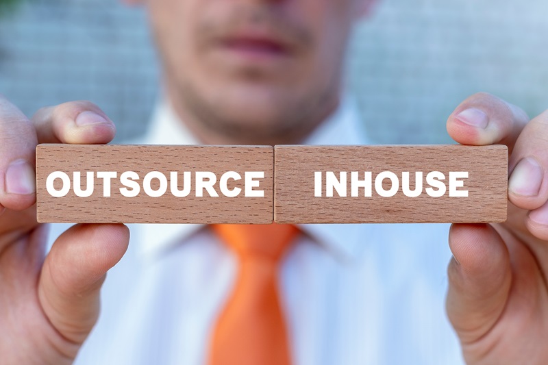 hybrid in-house and outsourcing software development model