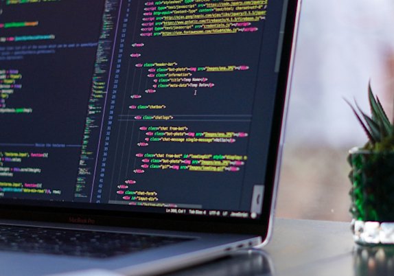 The top 3 open-source JavaScript headless commerce solutions that are dominating the market this year.