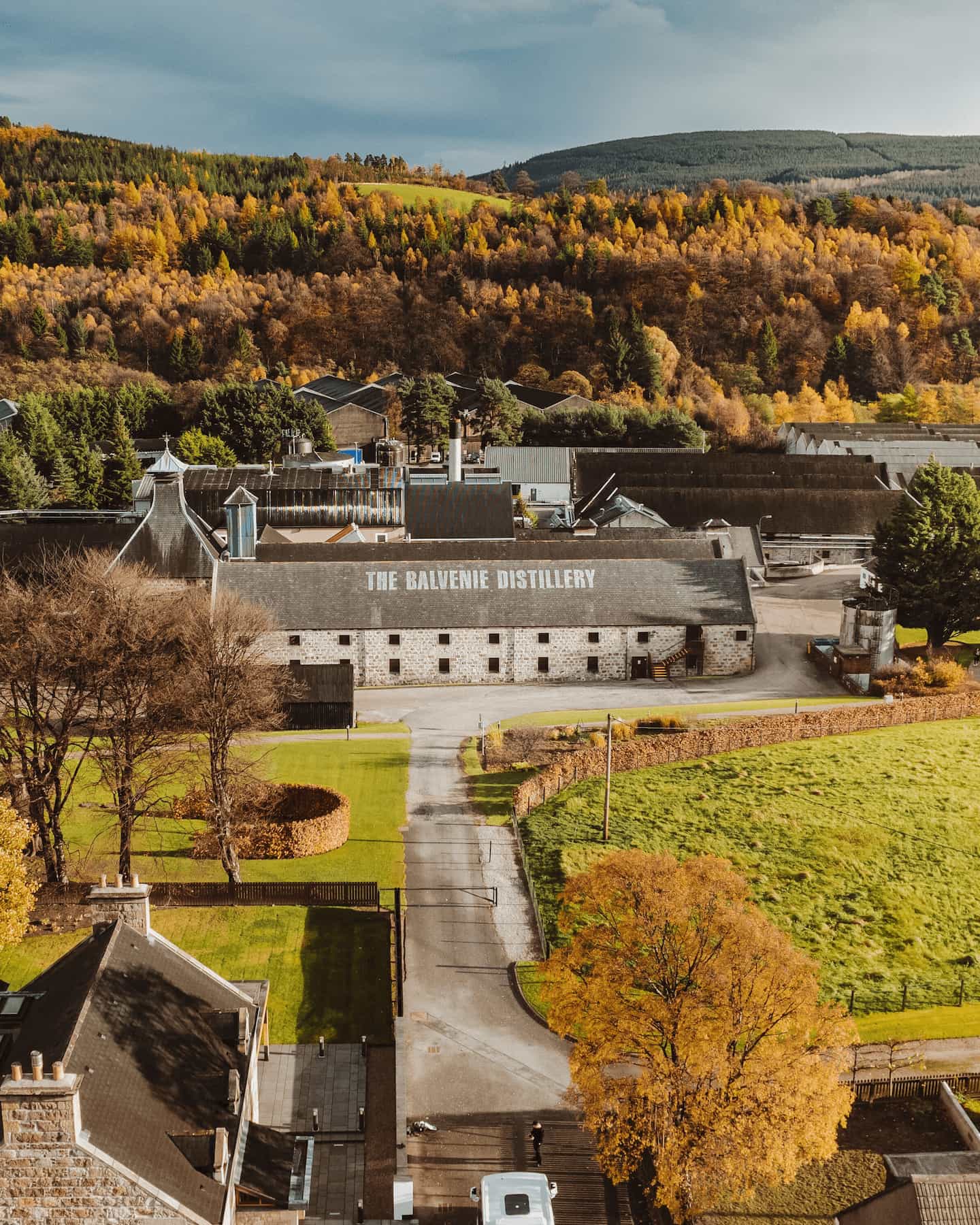 https://images.ctfassets.net/9zrj3mtzyo57/5WxW1ehXCyI0LbyrAohAuG/23bcacea6a5c6aeeb904dd0980a485eb/the_balvenie_distillery_above_autumn-4x5.jpg