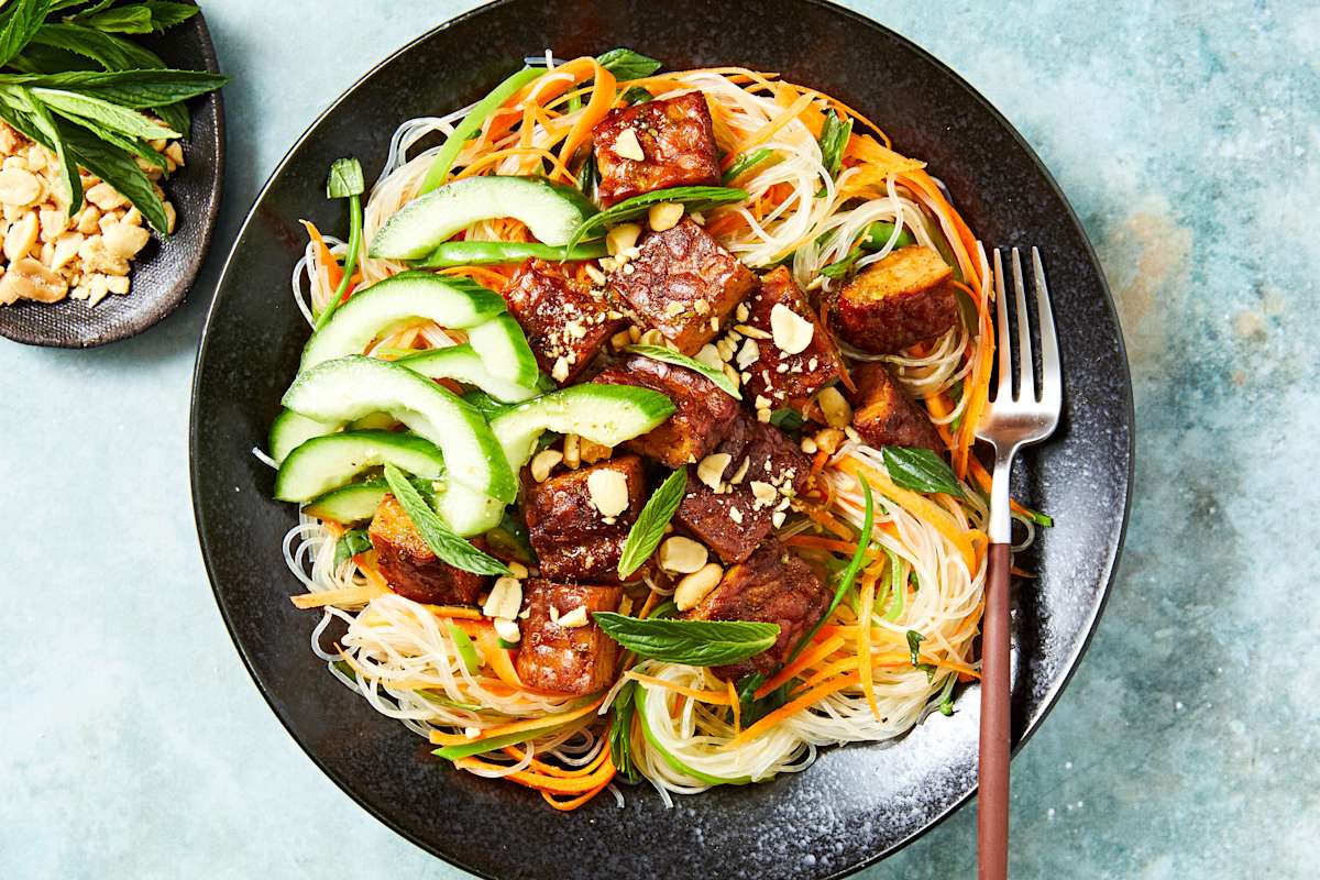 ID01862HERO CrispyTempehVermicelliNoodleSalad 01