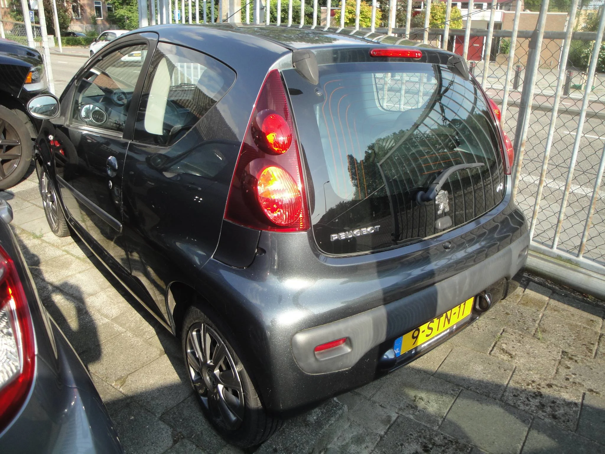 Peugeot 107 1.0 3-Drs. met o.a. Audio, Airco, T.teller, St.lijsten & V.-mistlampen. - Thumbnail 3