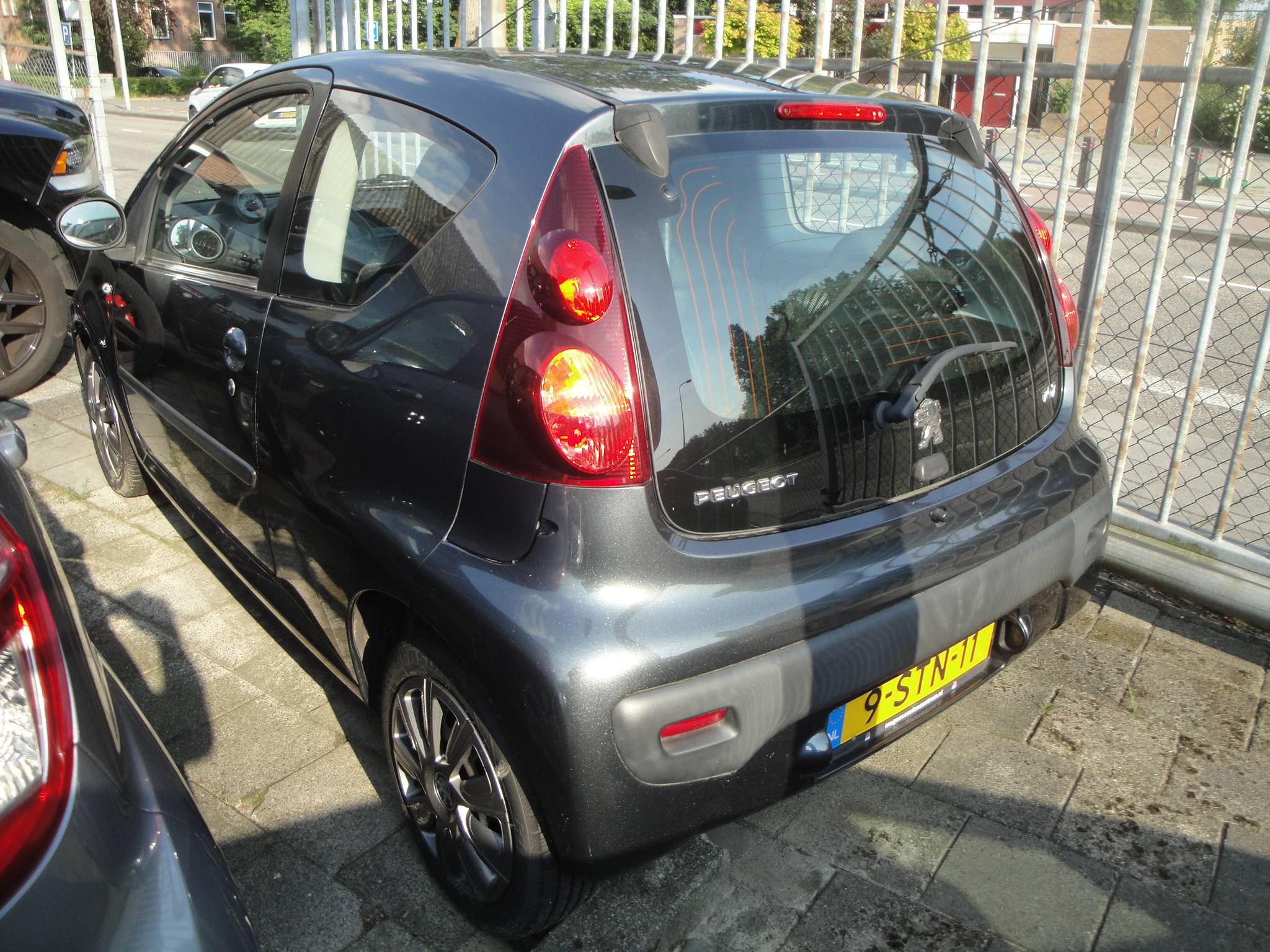 Peugeot 107 1.0 3-Drs. met o.a. Audio, Airco, T.teller, St.lijsten & V.-mistlampen. - Thumbnail 3