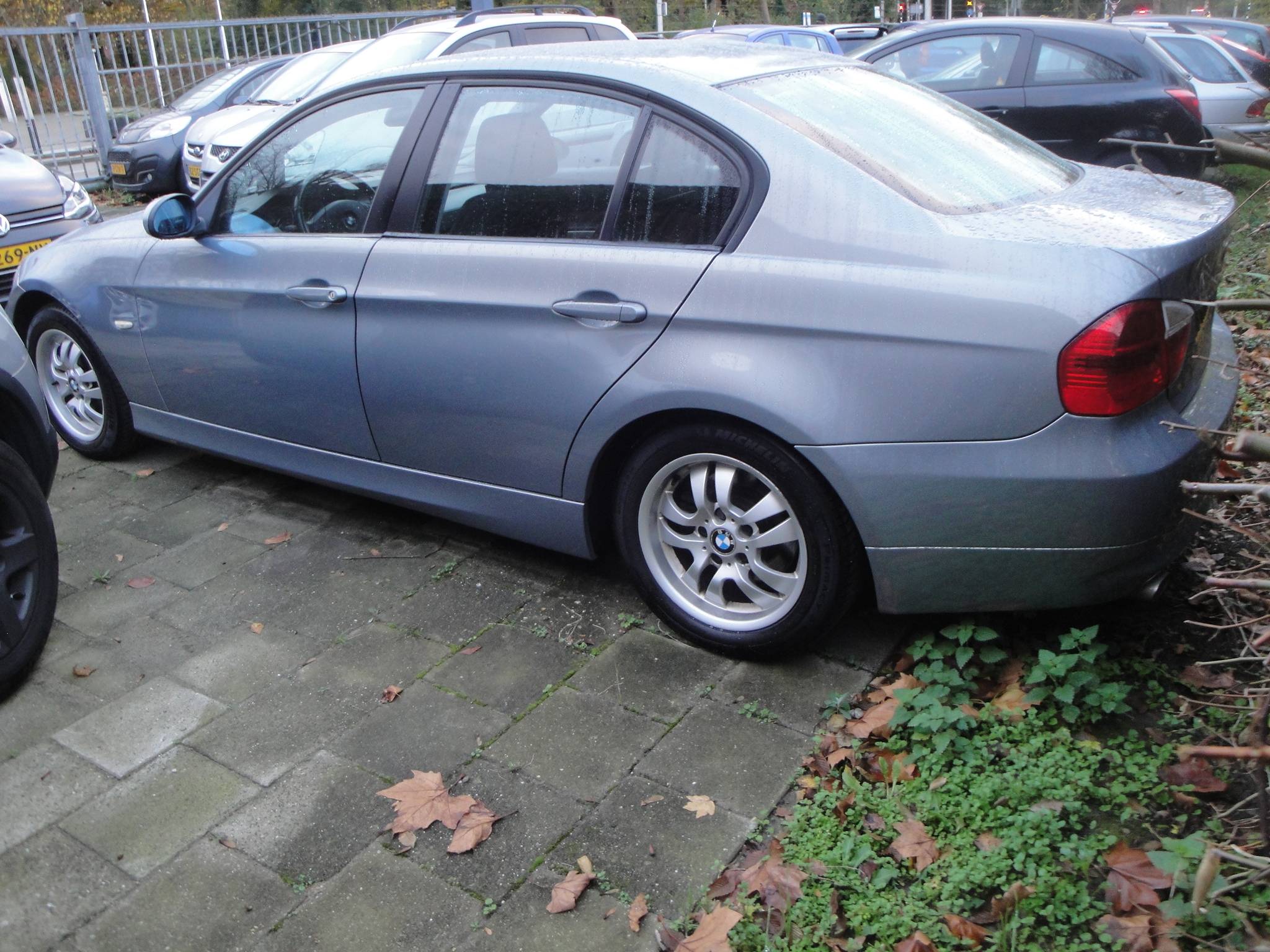 BMW 320i 2.0i 6-Sp. 4-Drs. Sedan (Zéér netjes, niet in gerookt) met o.a. Airco, Audio, LM-velgen, etc. & nw. APK. - Thumbnail 4