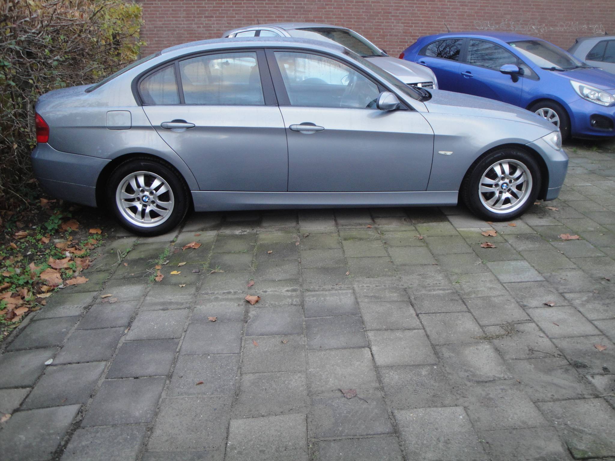 BMW 320i 2.0i 6-Sp. 4-Drs. Sedan (Zéér netjes, niet in gerookt) met o.a. Airco, Audio, LM-velgen, etc. & nw. APK. - Thumbnail 5