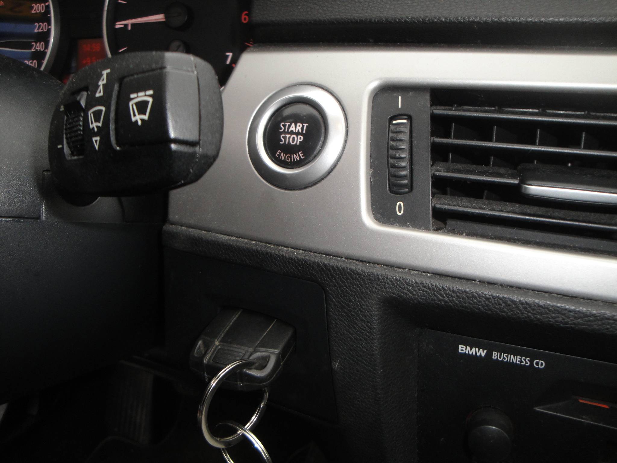 BMW 320i 2.0i 6-Sp. 4-Drs. Sedan (Zéér netjes, niet in gerookt) met o.a. Airco, Audio, LM-velgen, etc. & nw. APK. - Thumbnail 7