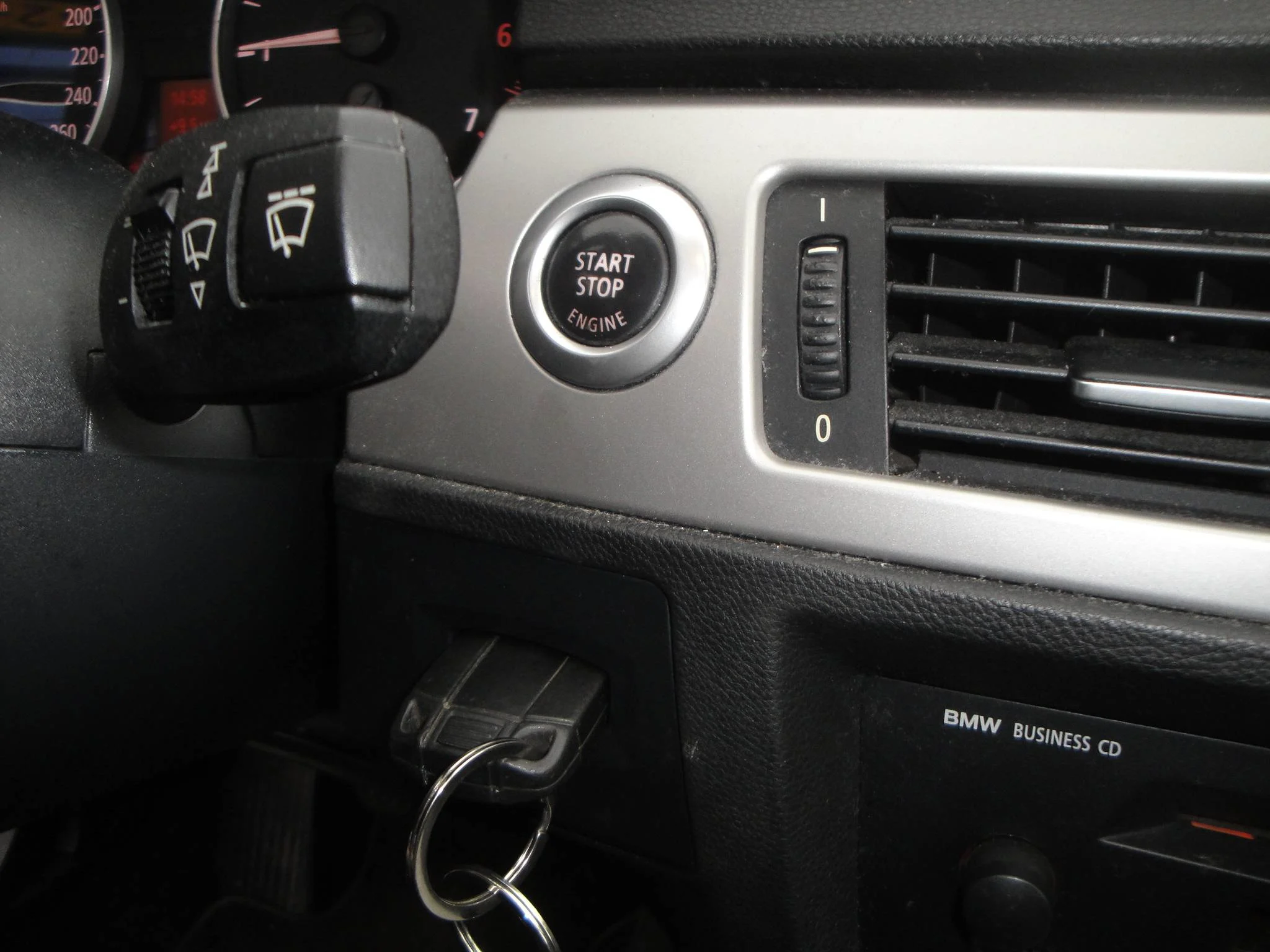 BMW 320i 2.0i 6-Sp. 4-Drs. Sedan (Zéér netjes, niet in gerookt) met o.a. Airco, Audio, LM-velgen, etc. & nw. APK. - Thumbnail 7