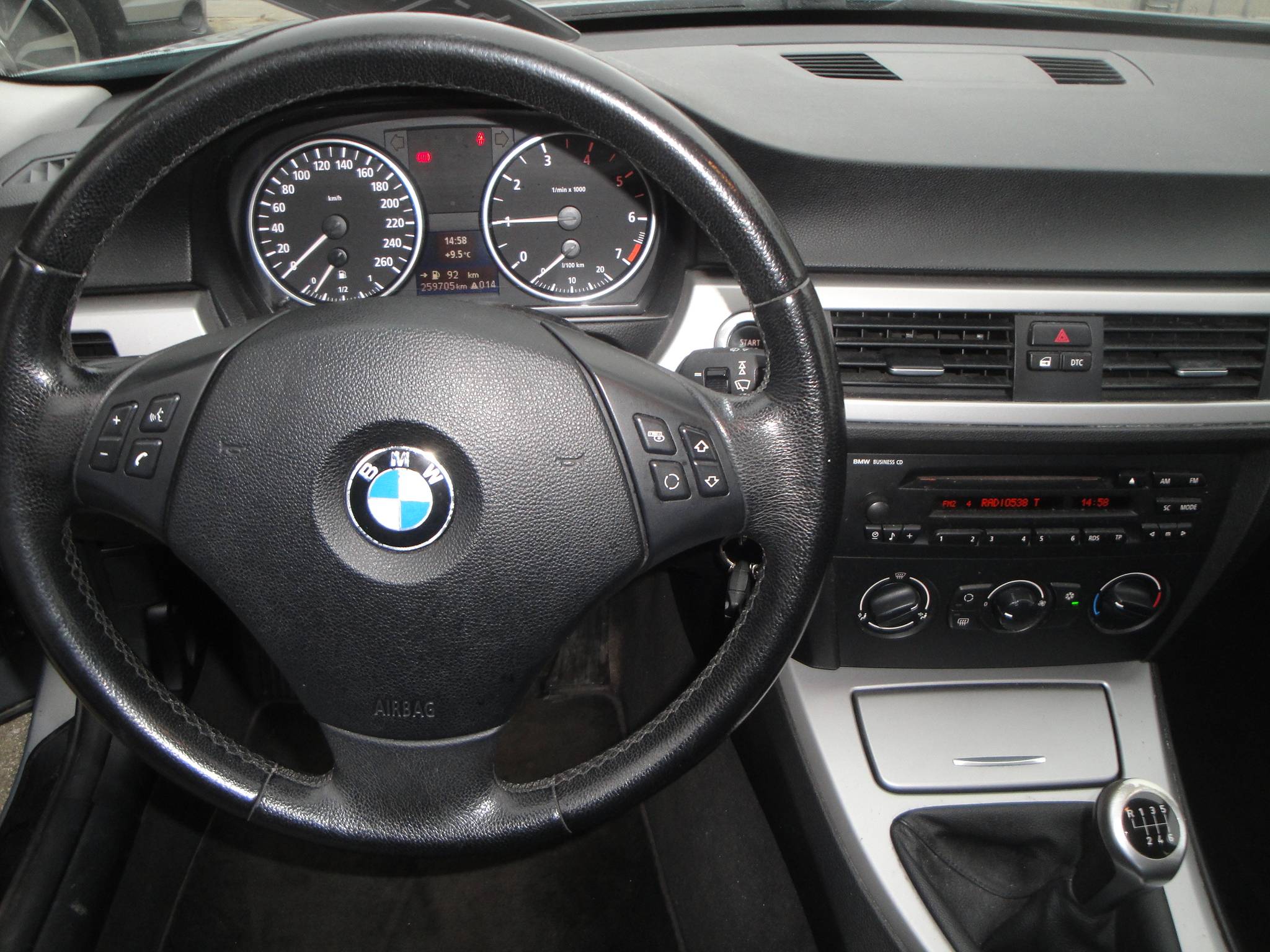 BMW 320i 2.0i 6-Sp. 4-Drs. Sedan (Zéér netjes, niet in gerookt) met o.a. Airco, Audio, LM-velgen, etc. & nw. APK. - Thumbnail 8