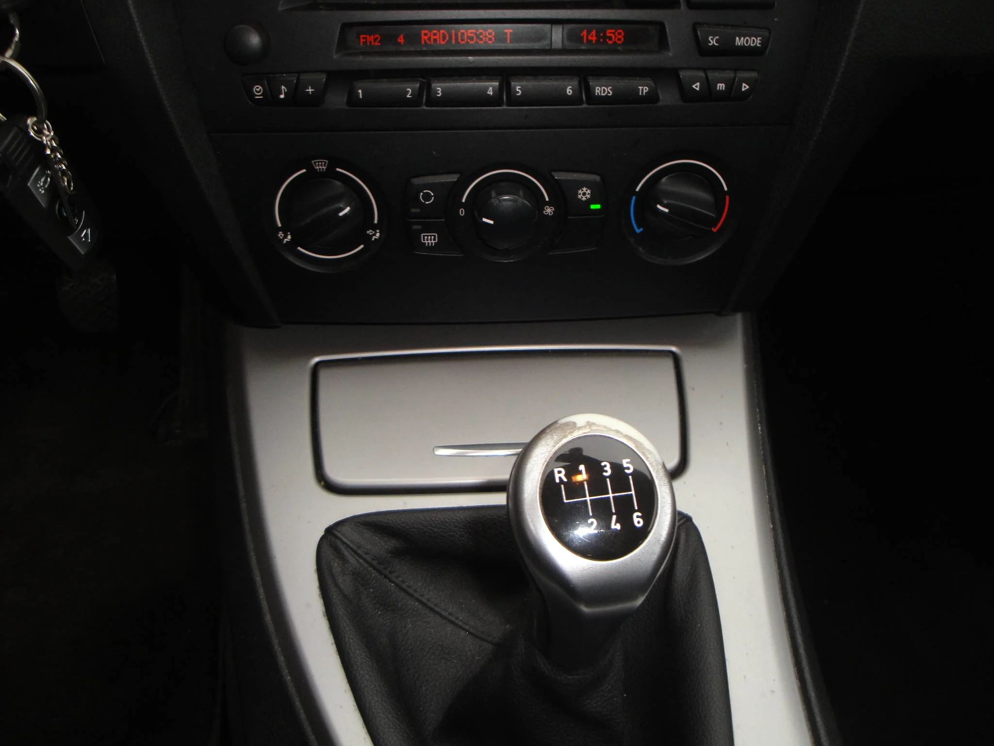 BMW 320i 2.0i 6-Sp. 4-Drs. Sedan (Zéér netjes, niet in gerookt) met o.a. Airco, Audio, LM-velgen, etc. & nw. APK. - Thumbnail 9
