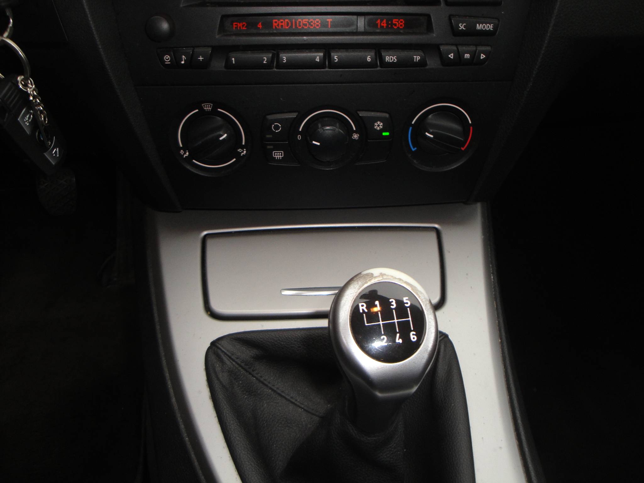 BMW 320i 2.0i 6-Sp. 4-Drs. Sedan (Zéér netjes, niet in gerookt) met o.a. Airco, Audio, LM-velgen, etc. & nw. APK. - Thumbnail 9