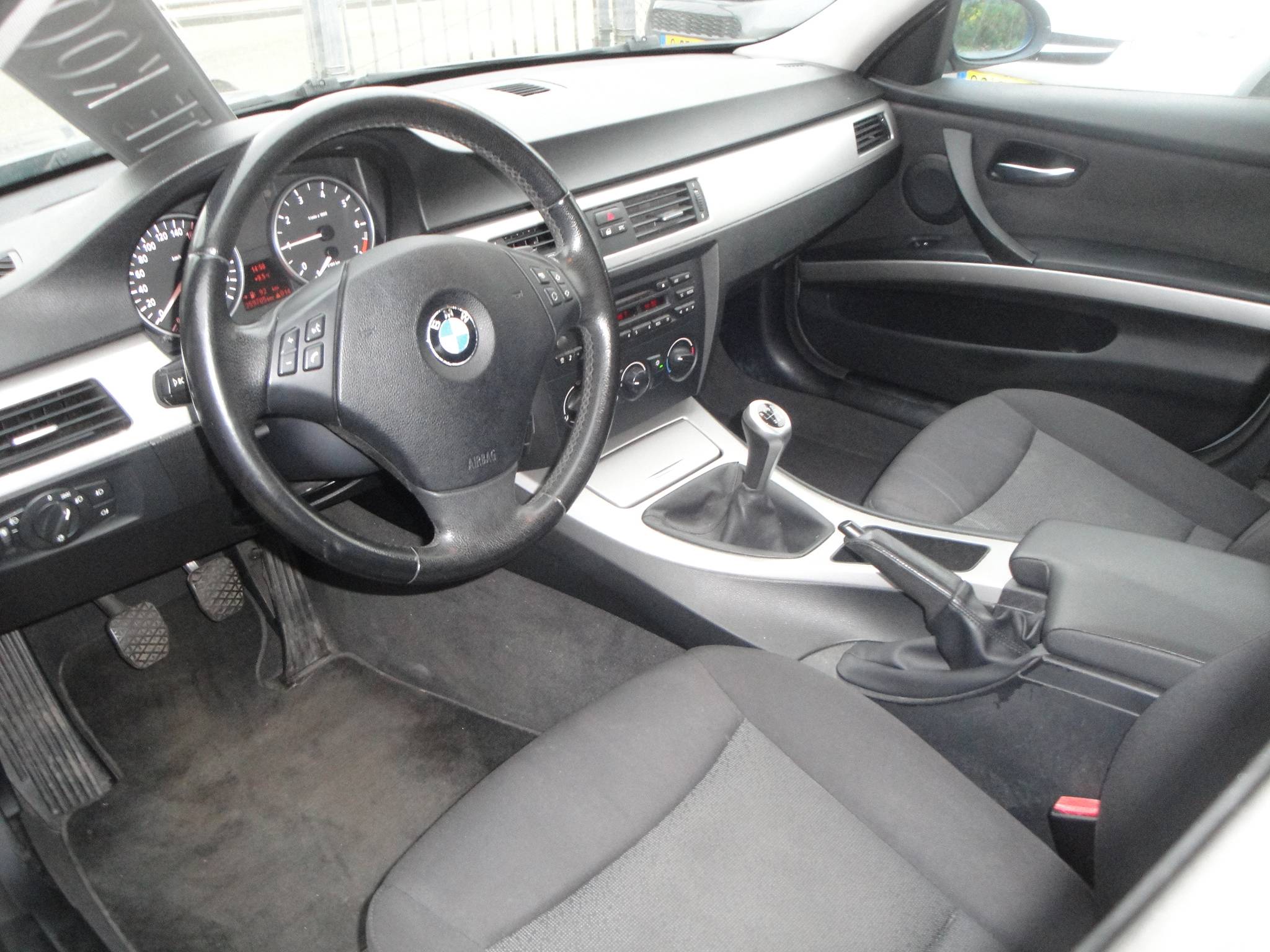BMW 320i 2.0i 6-Sp. 4-Drs. Sedan (Zéér netjes, niet in gerookt) met o.a. Airco, Audio, LM-velgen, etc. & nw. APK. - Thumbnail 10