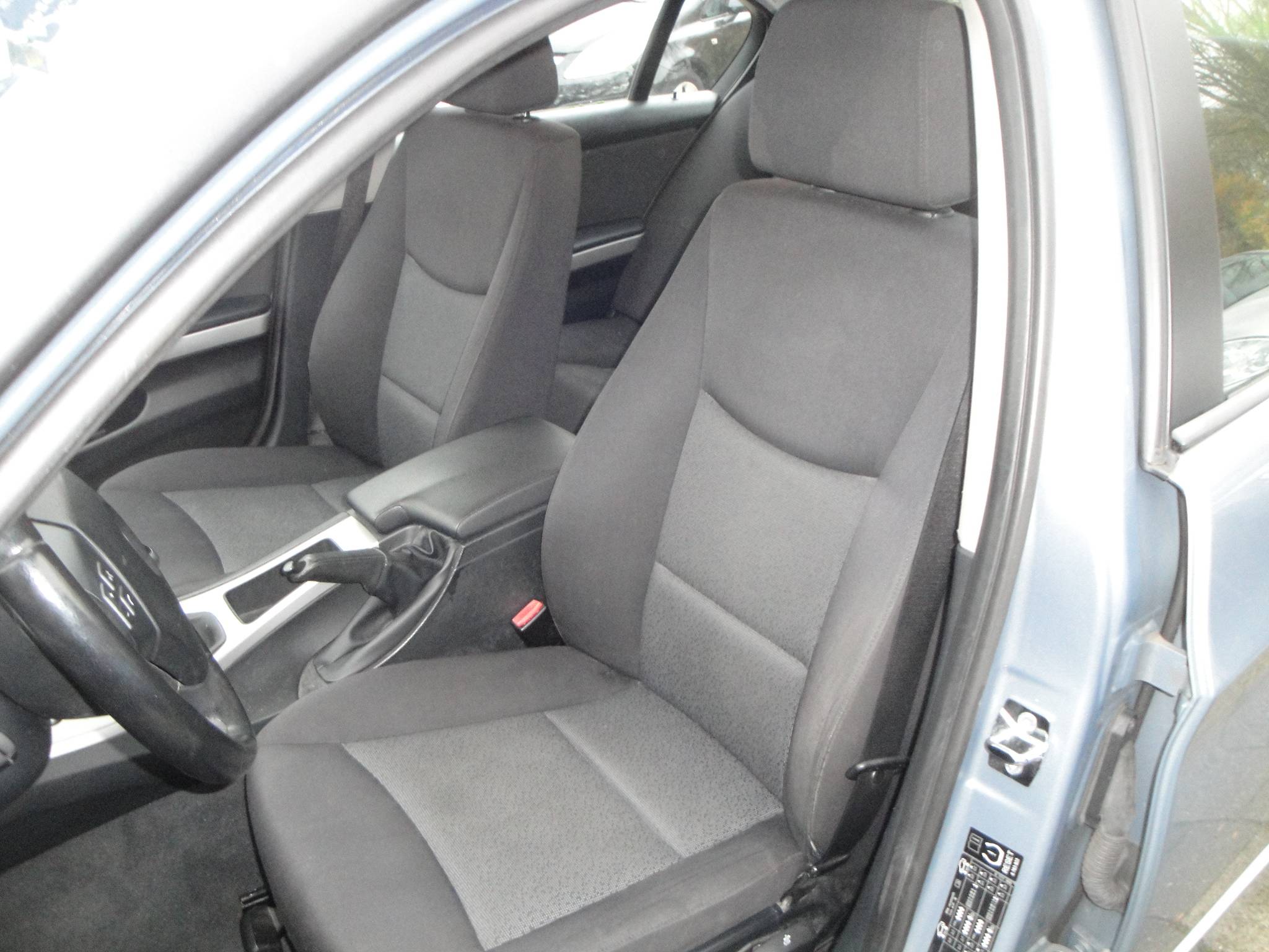 BMW 320i 2.0i 6-Sp. 4-Drs. Sedan (Zéér netjes, niet in gerookt) met o.a. Airco, Audio, LM-velgen, etc. & nw. APK. - Thumbnail 11