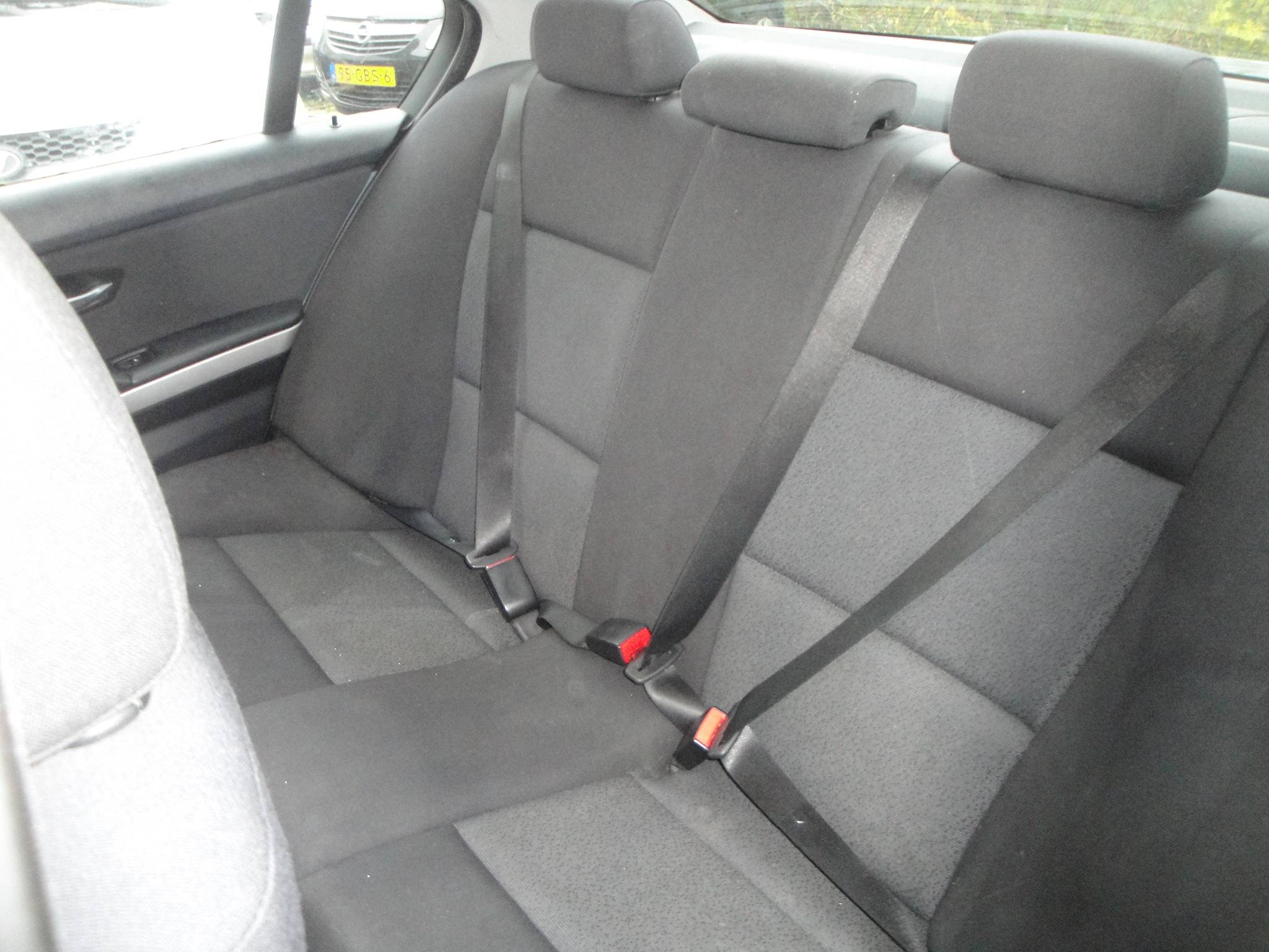 BMW 320i 2.0i 6-Sp. 4-Drs. Sedan (Zéér netjes, niet in gerookt) met o.a. Airco, Audio, LM-velgen, etc. & nw. APK. - Thumbnail 12