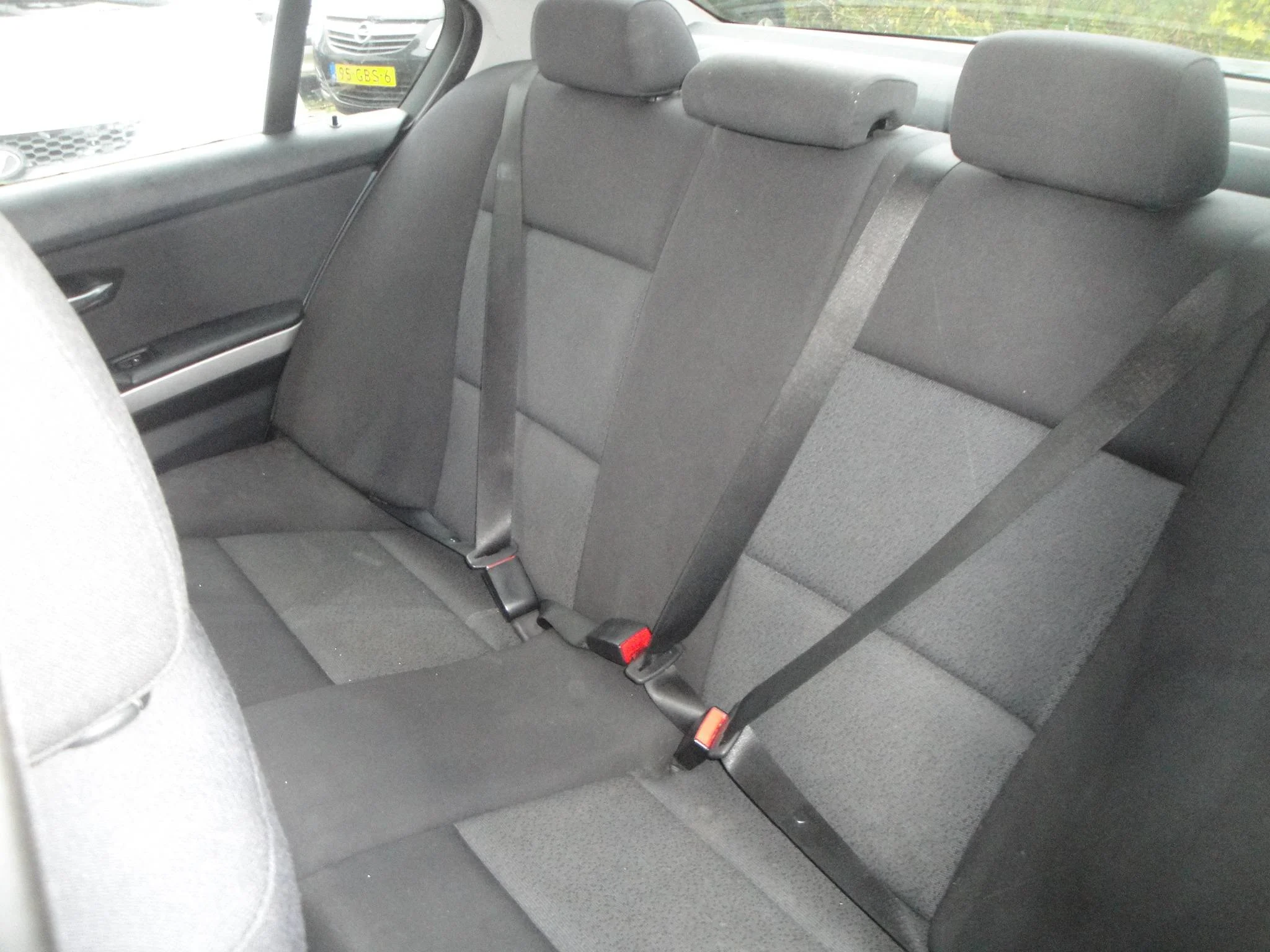 BMW 320i 2.0i 6-Sp. 4-Drs. Sedan (Zéér netjes, niet in gerookt) met o.a. Airco, Audio, LM-velgen, etc. & nw. APK. - Thumbnail 12