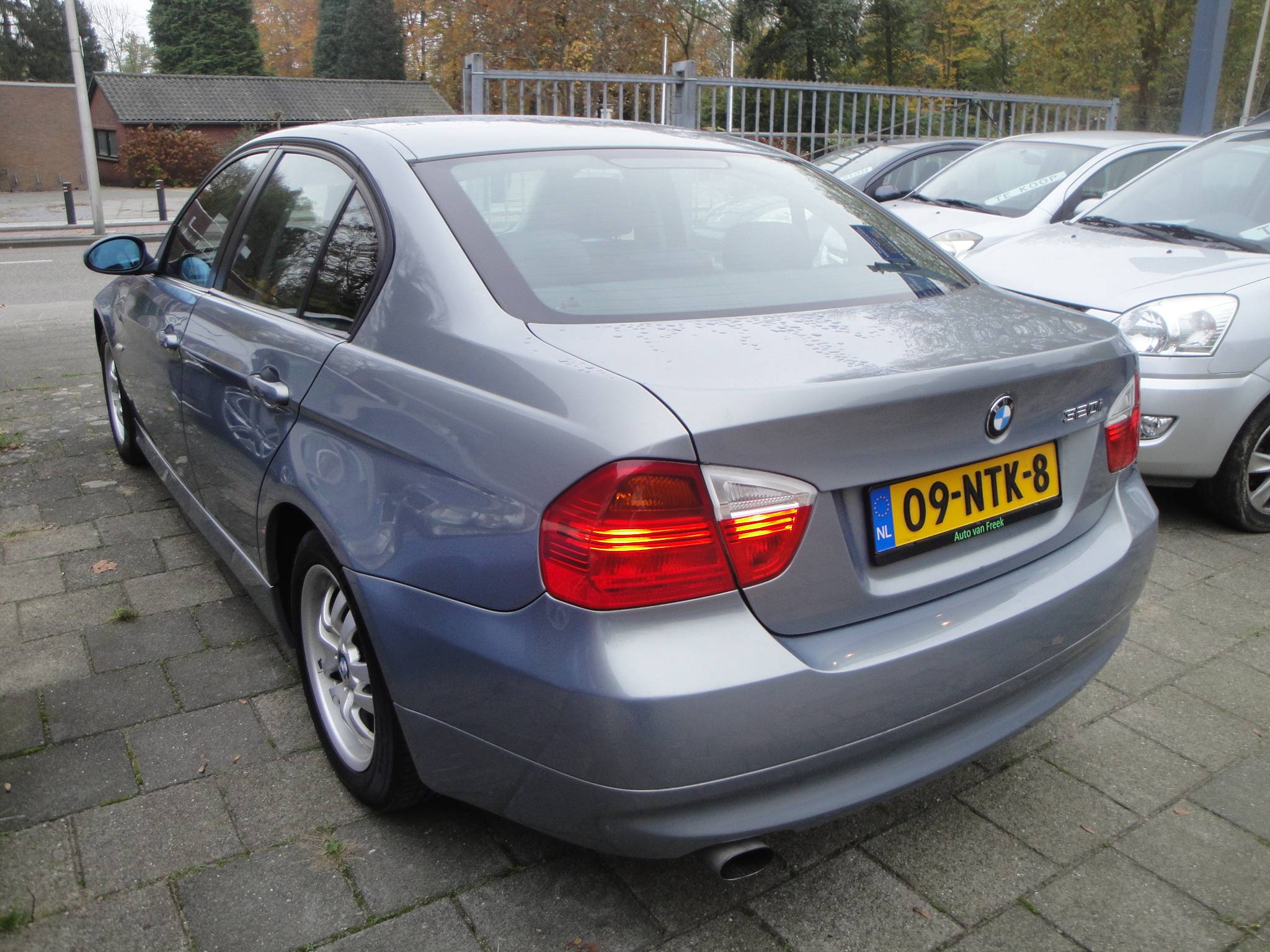 BMW 320i 2.0i 6-Sp. 4-Drs. Sedan (Zéér netjes, niet in gerookt) met o.a. Airco, Audio, LM-velgen, etc. & nw. APK. - Thumbnail 14