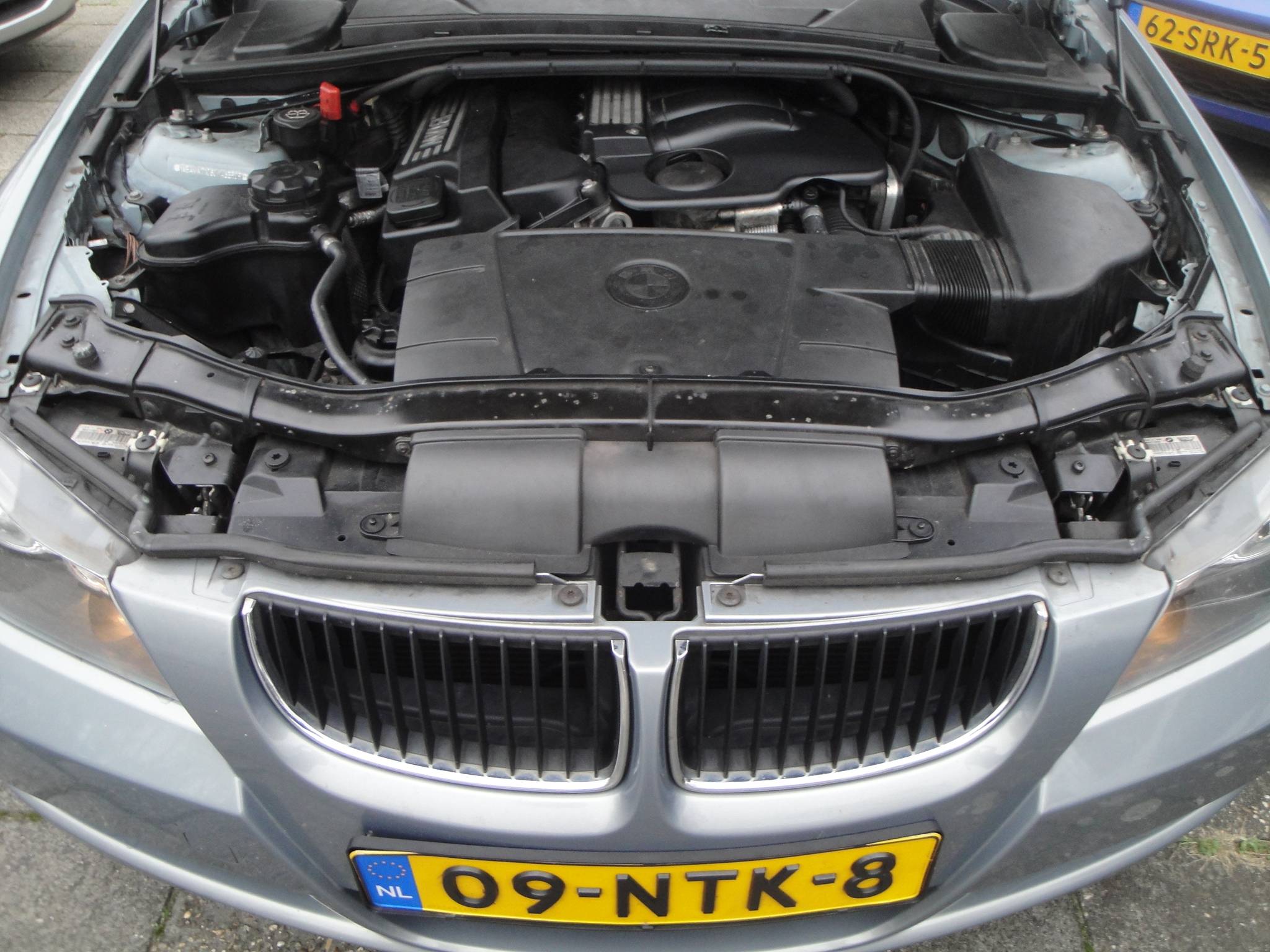 BMW 320i 2.0i 6-Sp. 4-Drs. Sedan (Zéér netjes, niet in gerookt) met o.a. Airco, Audio, LM-velgen, etc. & nw. APK. - Thumbnail 15