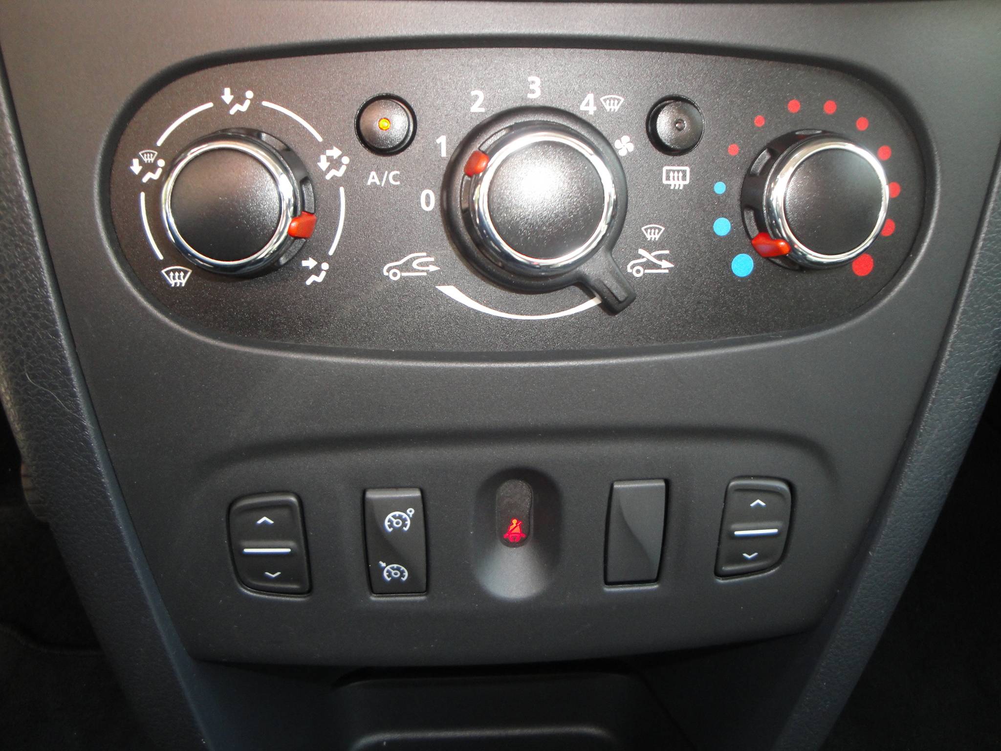 Dacia Sandero 0.9 TCe 5-Drs met o.a. Audio, Airco, Cr.Control, P.sens. A., LM-velgen, etc. - Thumbnail 4