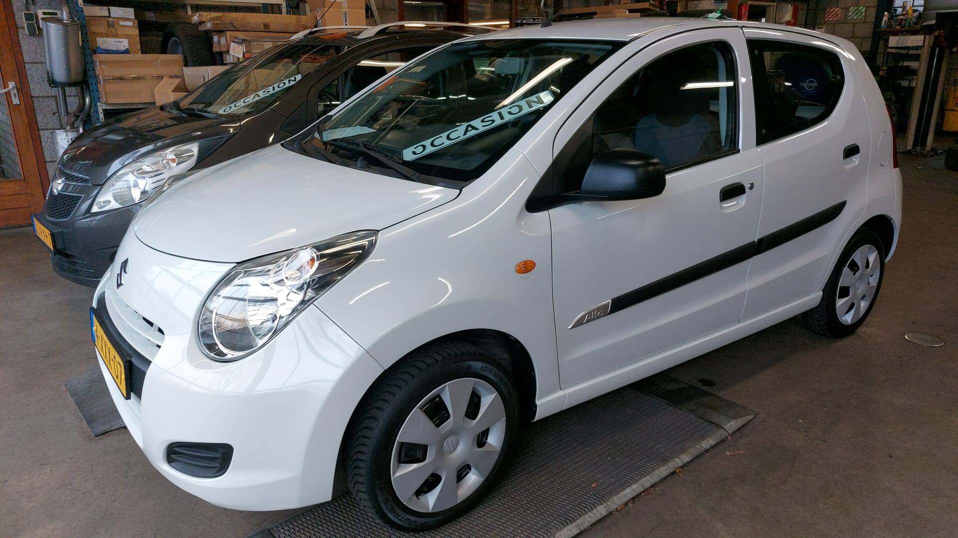 Suzuki Alto 1.0 Cool Celebration EASS 5-Drs. met o.a. Audio, Airco, A-Parkeersensoren & stootlijsten.