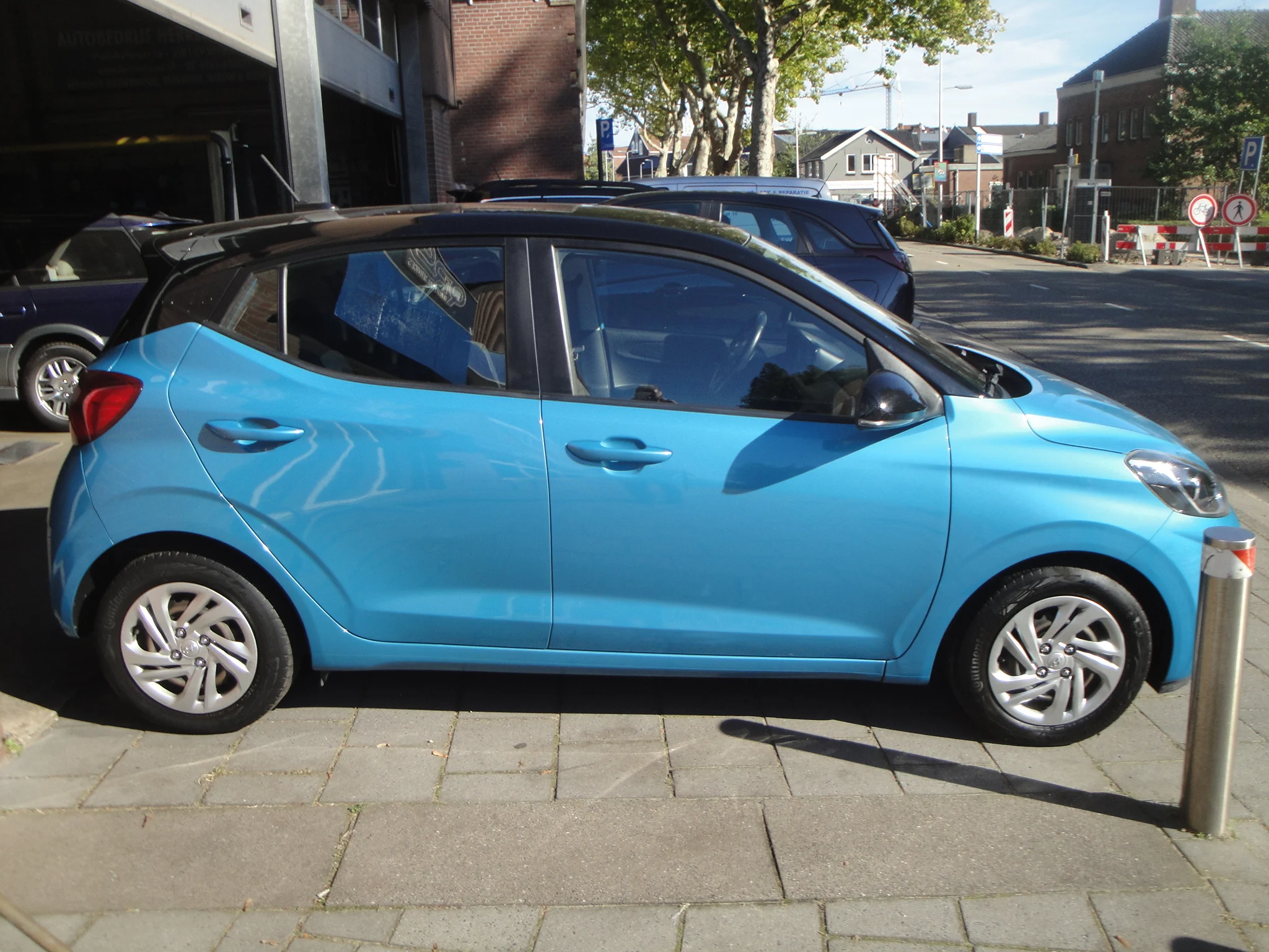 Hyundai i10 1.0 Premium TwoTone 5-Drs. met o.a. Climate-Control, Cruise-Control, Navigatie, A-uitrijcam., etc. - Thumbnail 4