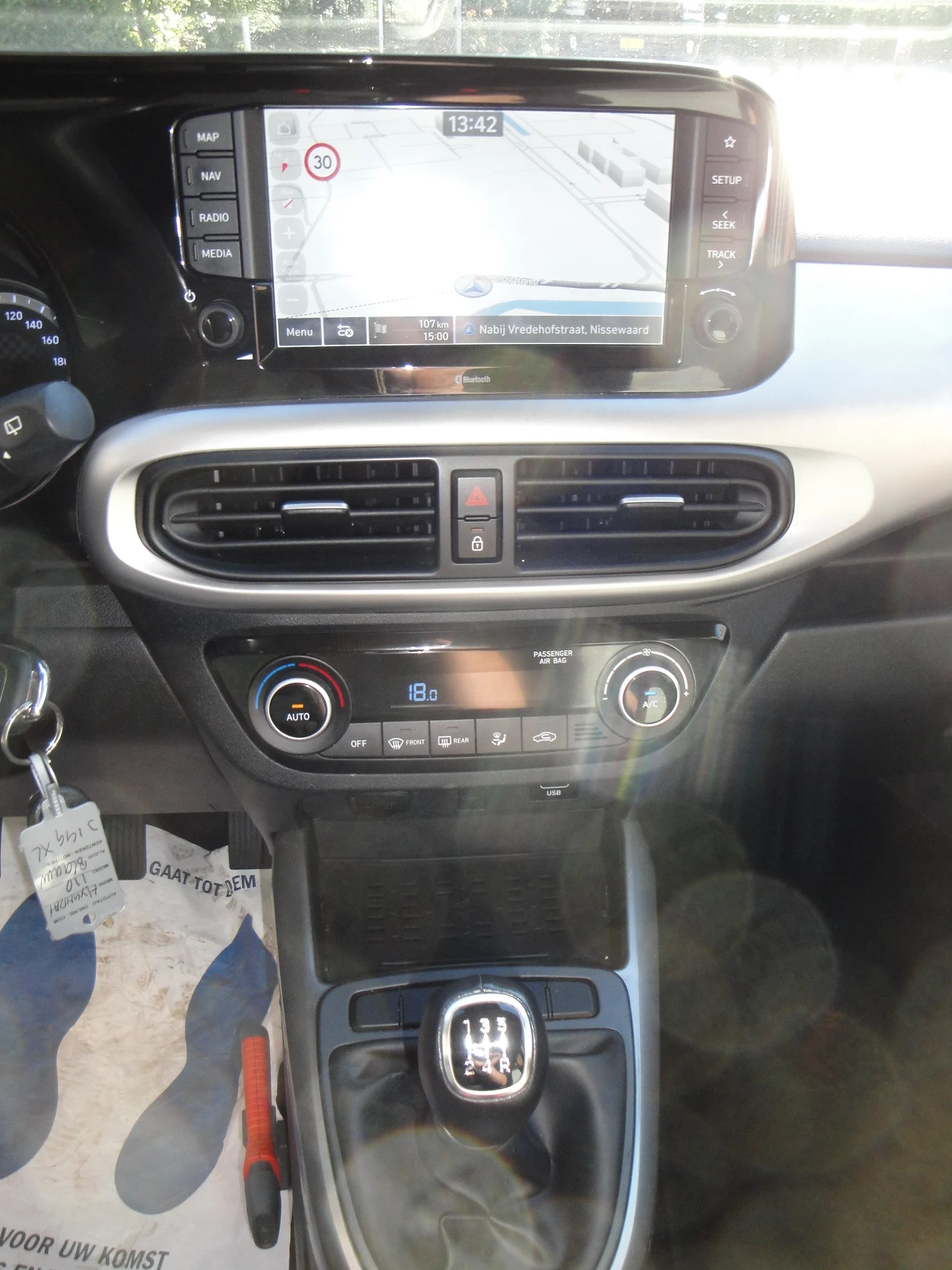 Hyundai i10 1.0 Premium TwoTone 5-Drs. met o.a. Climate-Control, Cruise-Control, Navigatie, A-uitrijcam., etc. - Thumbnail 13