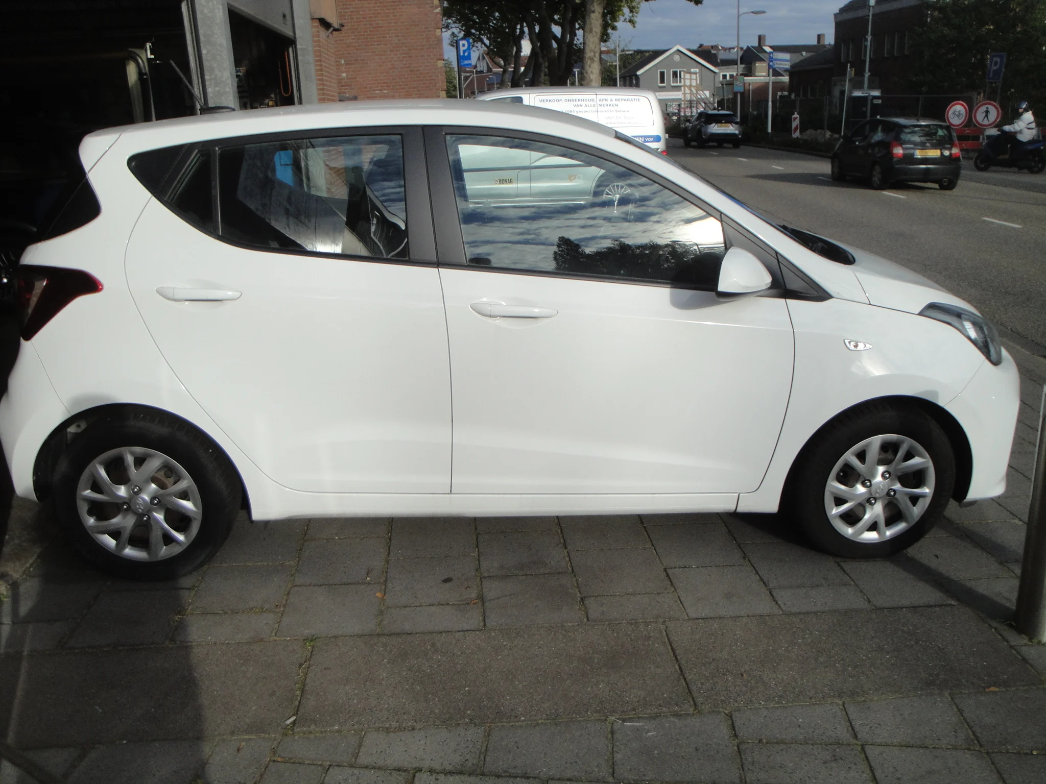 Hyundai i10 Comfort + SmartPack (1eEig.) 5-Drs. met o.a. Audio, Cruise-Control, Navigatie & A.Parkeersens. - Thumbnail 4