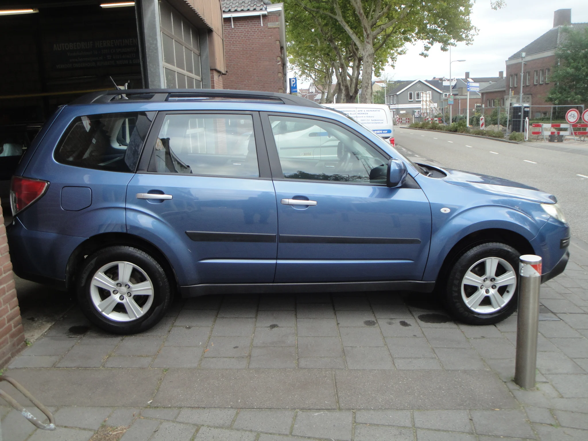 Subaru Forester 2.0 Comfort AWD (1eEig.) met o.a. Audio, Climate- en Cruise-Control, LM-velgen, El. Pan.-dak, Trekh., etc. - Thumbnail 4