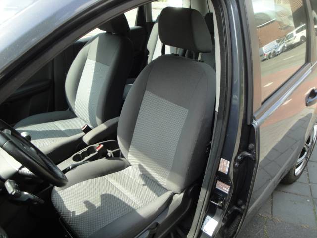 Ford Focus C-Max 1.6i MPV 5-Drs. met o.a. Airco & Trekhaak (met nw. APK-keuring) - Thumbnail 4