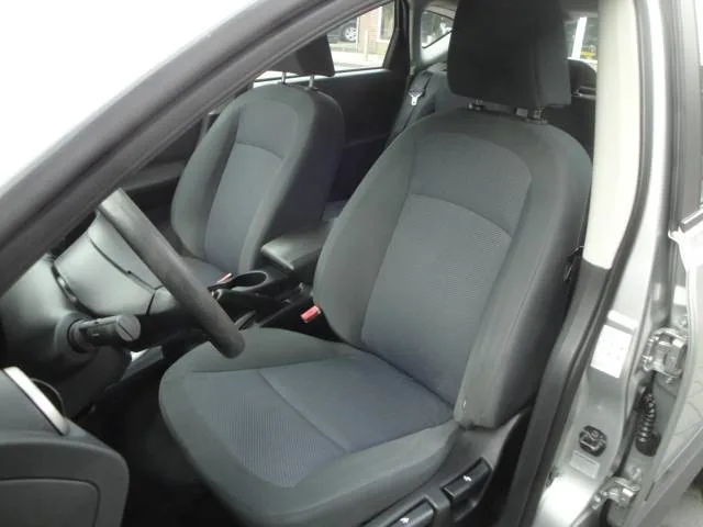 Nissan Qashqai 1.6 met o.a. Airco, A-Parkeersensoren & 17"LM-velgen. - Thumbnail 2