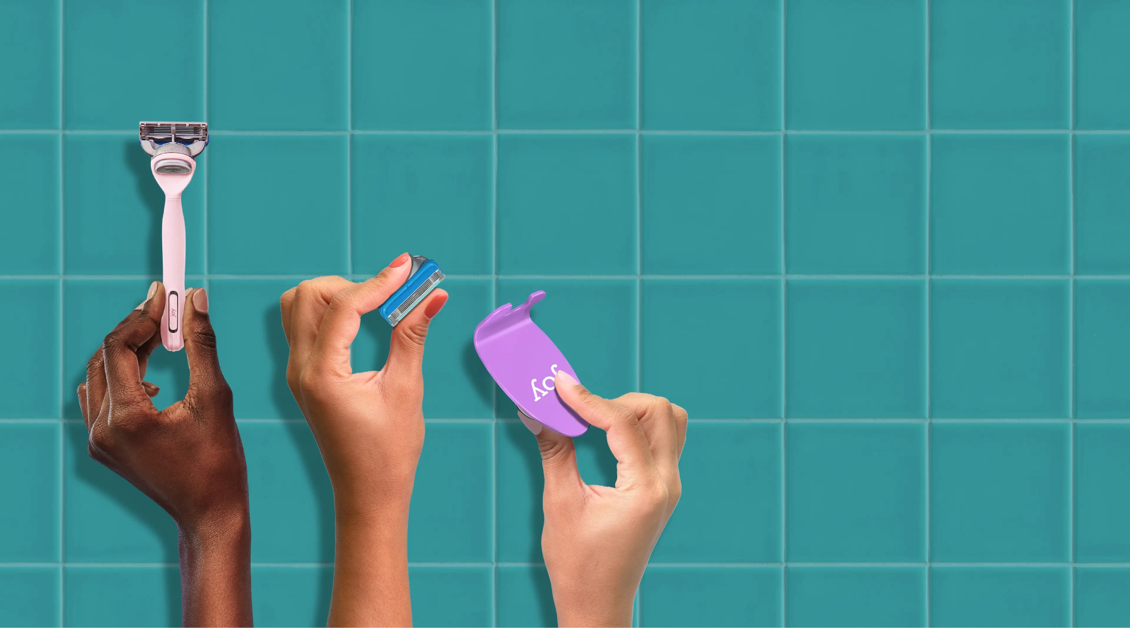 Des mains tenant des rasoirs, un rasoir Joy violet, des lames et des accessoires.