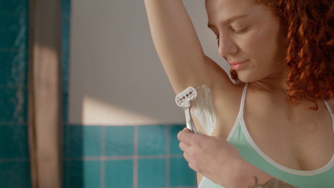 Gillette Venus Extra Smooth Sensitive video showing woman shaving her armpit